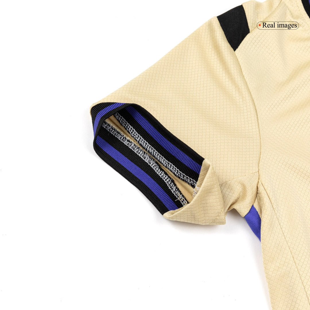 Barcelona
Fora
Conjunto(Camisa + Calção + Meias) 2025/26