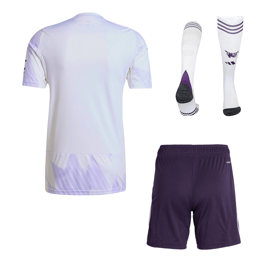 Manchester United 
 Fora 
 Camisa 
Conjunto (Camisa + Calções + Meias) 
2025/26 
 Branco