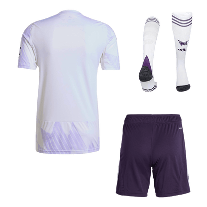 Manchester United 
 Fora 
 Camisa 
Conjunto (Camisa + Calções + Meias) 
2025/26 
 Branco