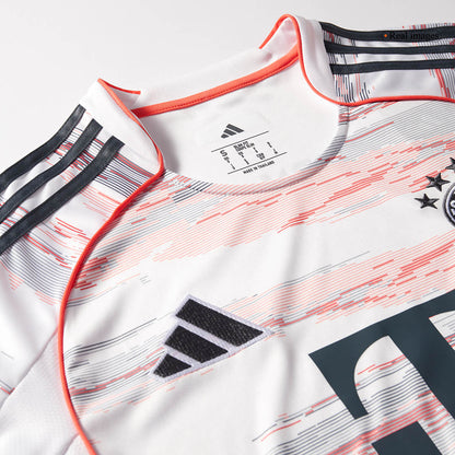 Bayern Munich 
 Fora 
 Camisa 
Conjunto (Camisa + Calções + Meias) 
2025/26 
 Branco