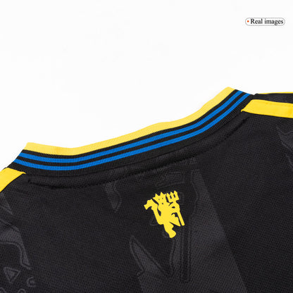 Manchester United Infantil 
 Fora Terceira Futebol Camisa Conjunto (Camisa+Shorts+Meias) 2025/26 Preto