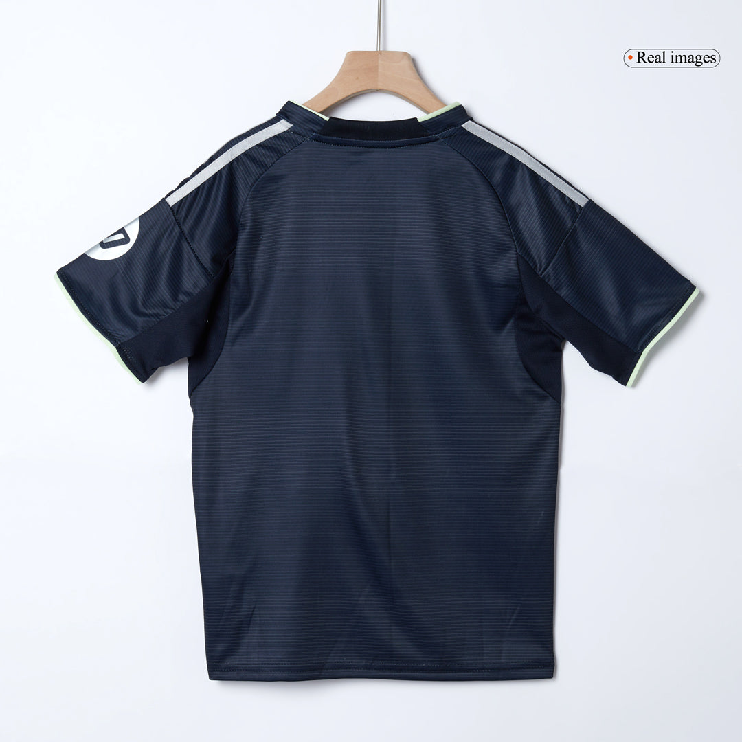 Real Madrid 
 Fora 
 Conjunto（Camisa + Calção + Meias) 2025/26