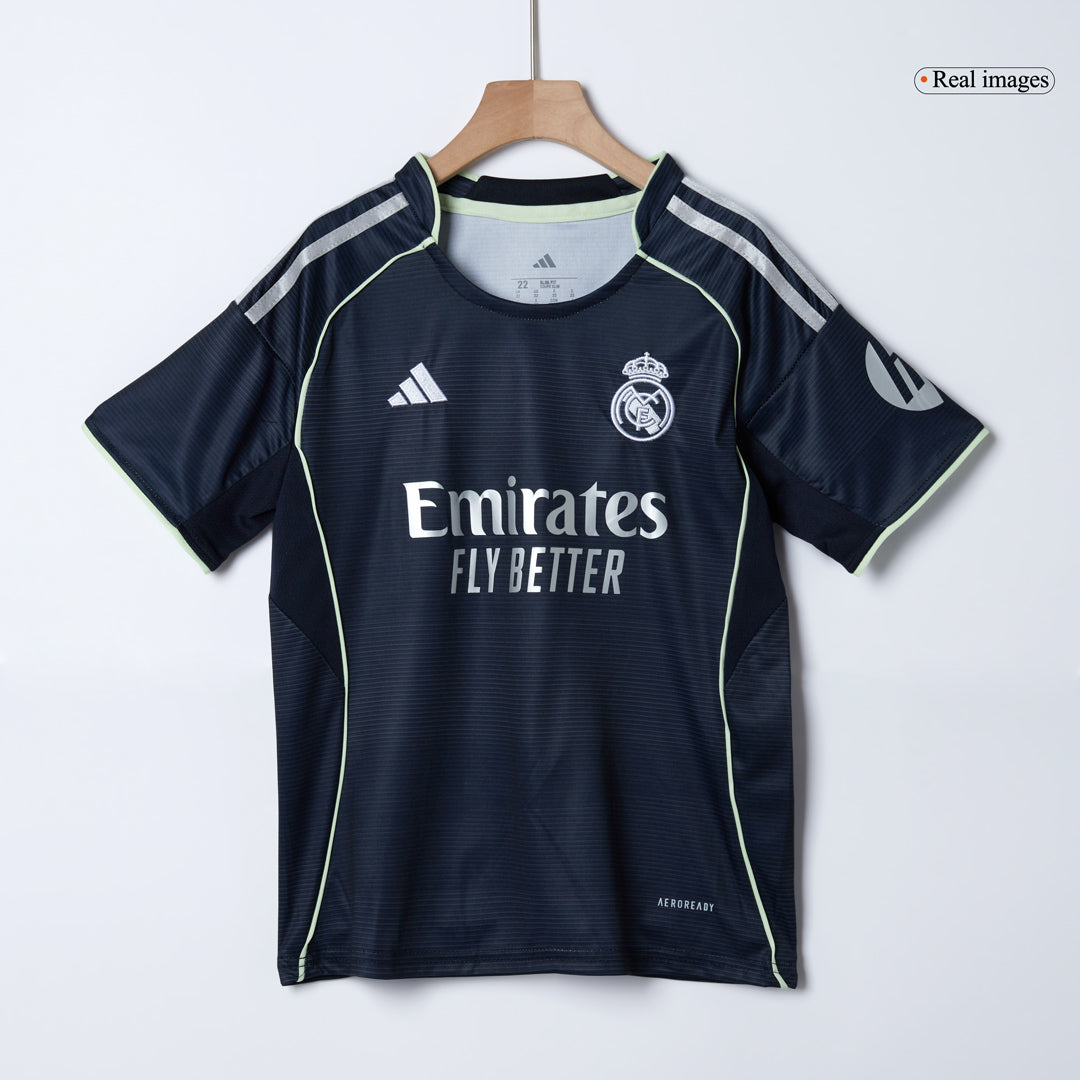 Real Madrid 
 Fora 
 Conjunto（Camisa + Calção + Meias) 2025/26