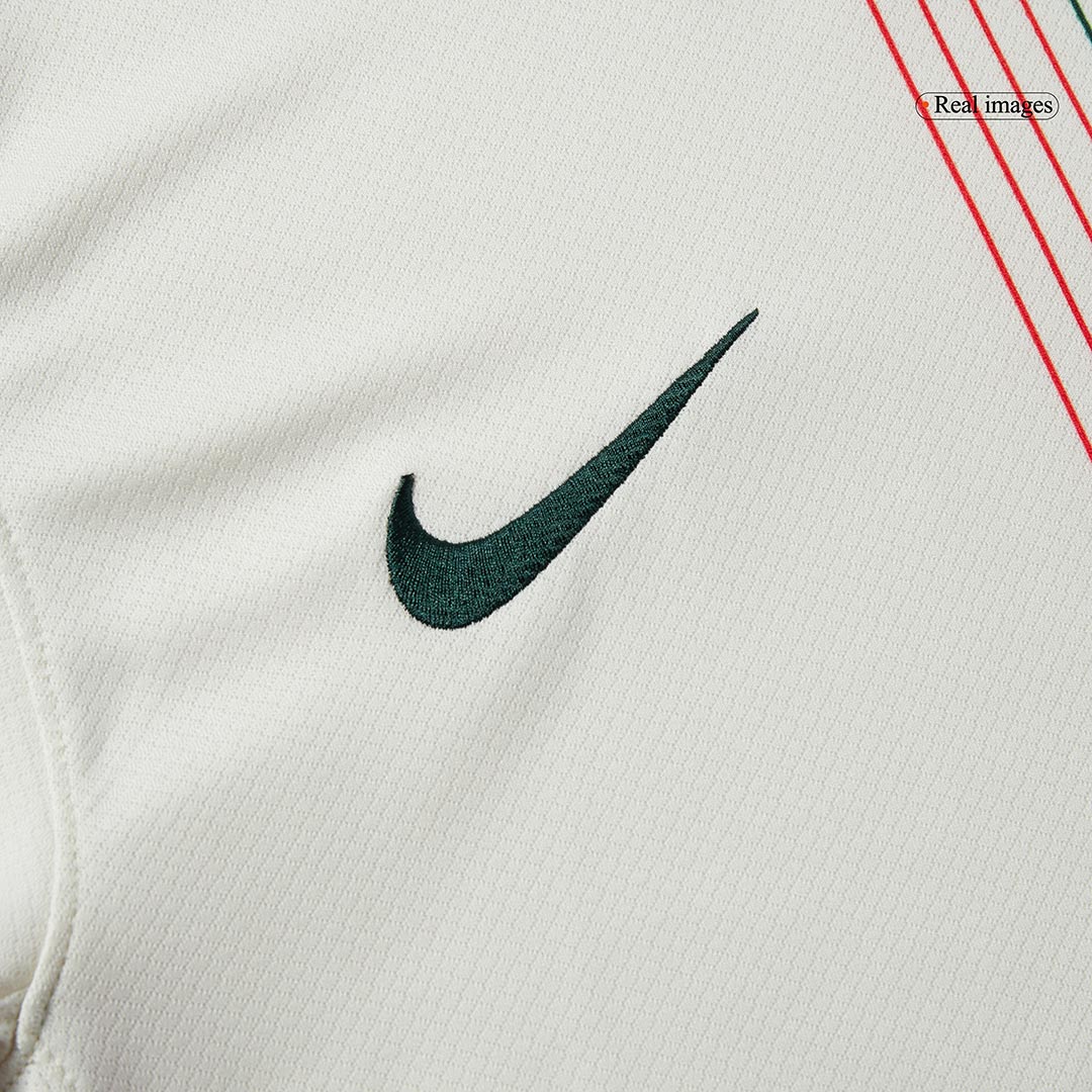 Chelsea 
 Fora 
 Camisa 
Conjunto (Camisa + Calções + Meias) 
2025/26 
 Branco
