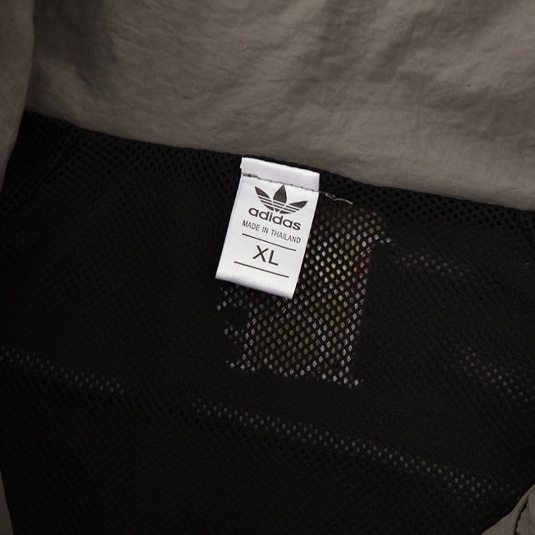 Real Madrid Jaqueta Corta-Vento 2025/26 Cinza