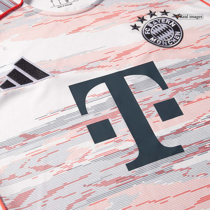 Bayern Munich 
 Fora 
 Camisa 
Conjunto (Camisa + Calções + Meias) 
2025/26 
 Branco